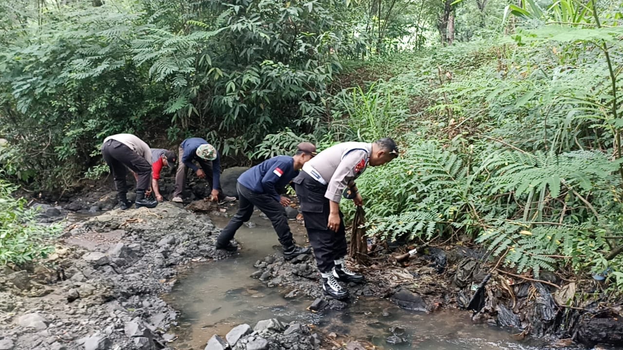 Polres Ponorogo Bersama Warga Bersihkan Sungai Sambil Berbagi