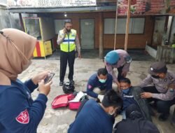 Respon Cepat Kejadian Laka Lantas, Polsek Prajurit Kulon Bantu Evakuasi Korban