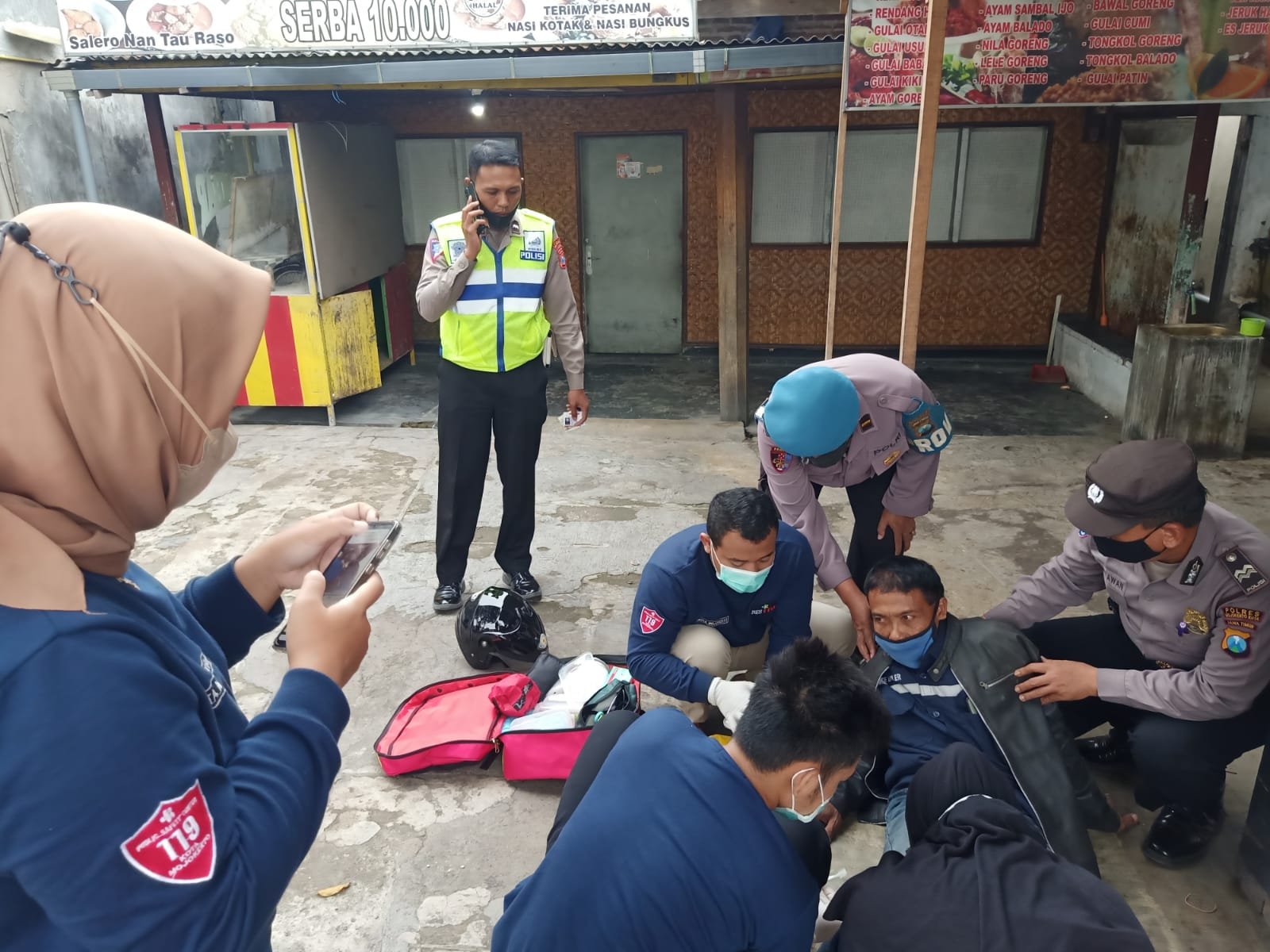 Respon Cepat Kejadian Laka Lantas, Polsek Prajurit Kulon Bantu Evakuasi Korban