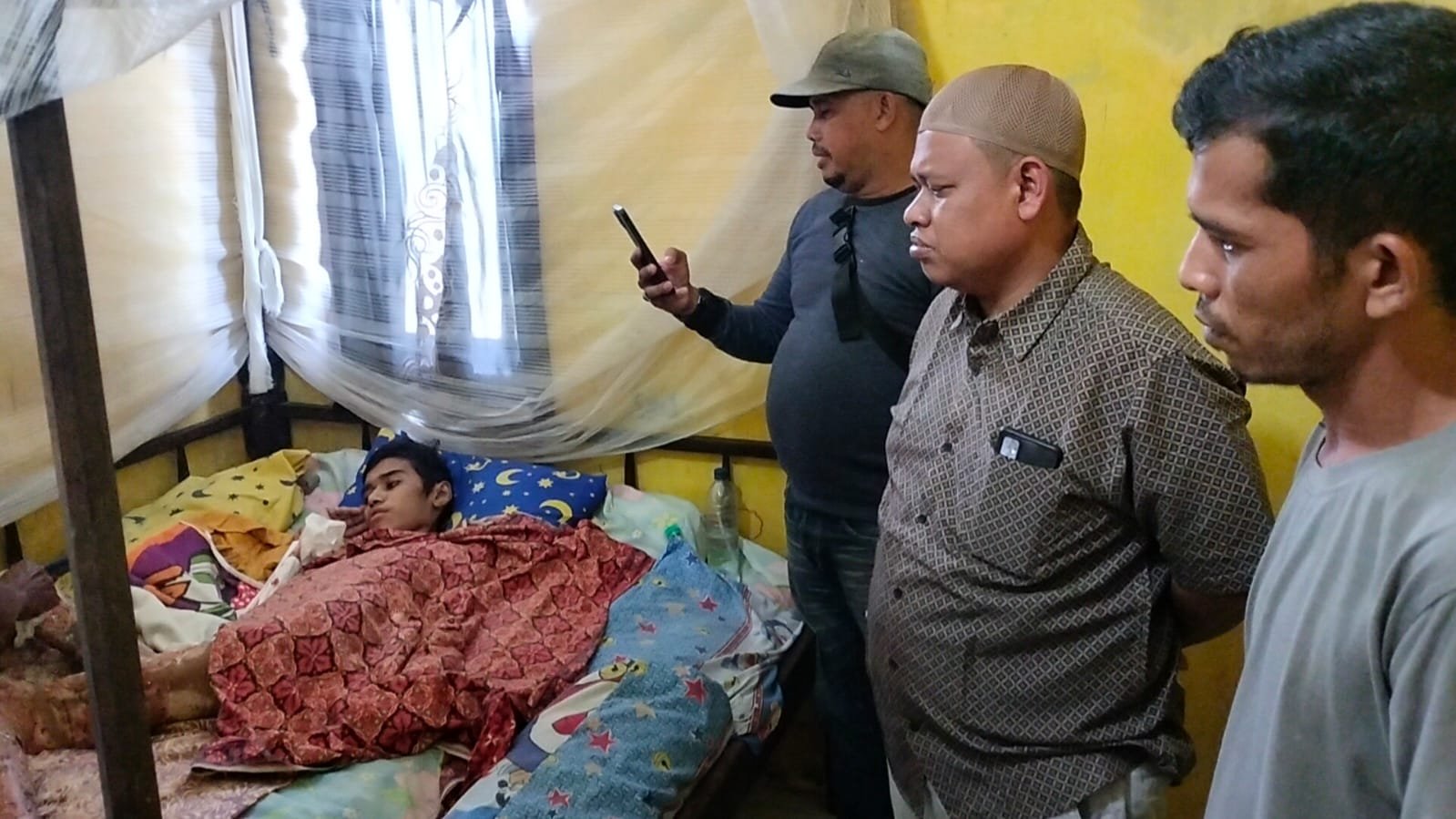 Zulfadli Oyong Anggota DPRK Aceh Timur Kunjungi Remaja korban Kebakaran