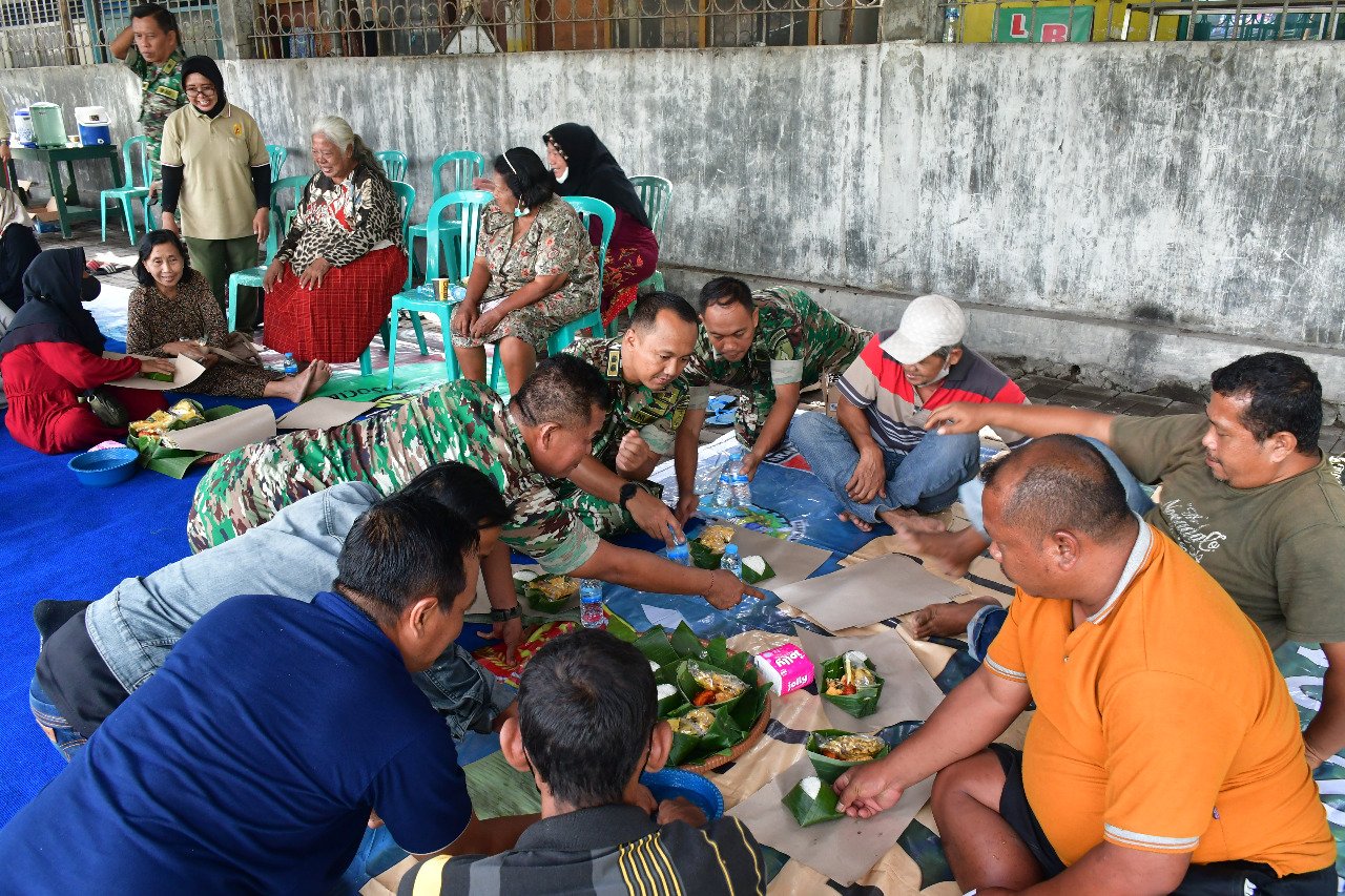 Dandim Mojokerto Ajak Abang Becak Sarapan Bareng dan Bagikan Puluhan Paket Sembako