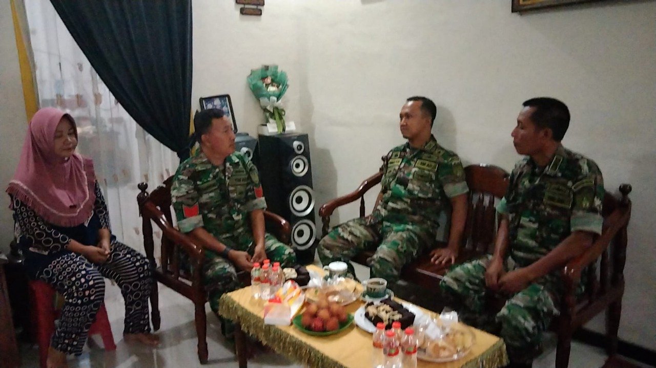 Dandim Mojokerto Sambangi Anggota Sakit, Beri Motivasi Hingga Serahkan Bansos