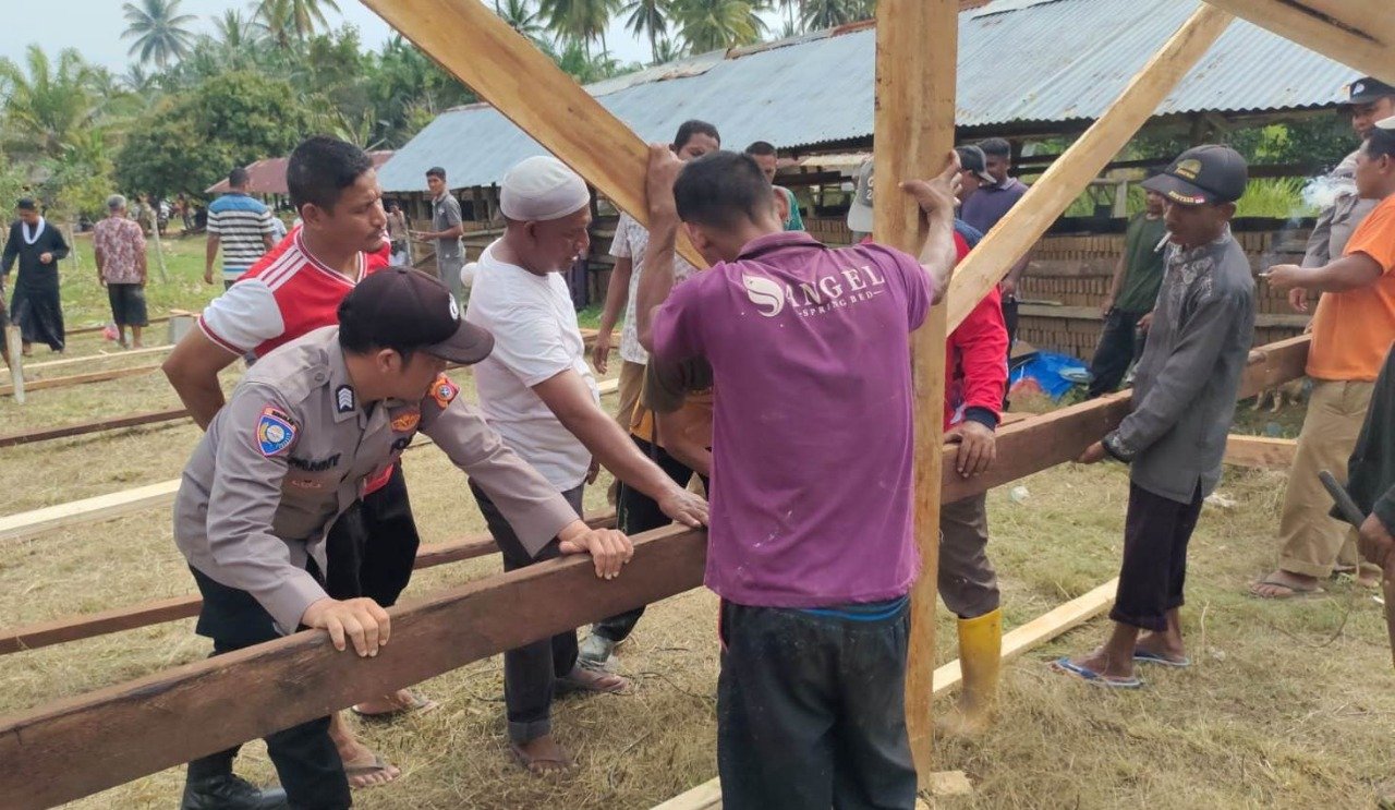 Kapolsek Peudawa Polres Aceh Timur Gotong Royong Bersama Warga