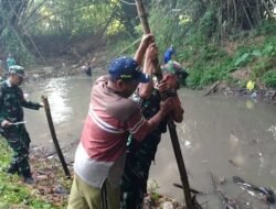 Babinsa Koramil Puri Bareng Warga Kerja Bakti Bersihkan Bantaran Sungai