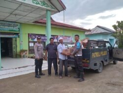 Dengan Menggunakan Mobil Patroli, Polsek Julok Antar Bantuan Kepada Warga Korban Banjir