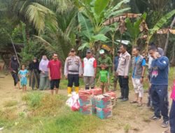 Terobos Genangan Air, Kapolsek Bersama Camat Pantee Bidari Antar Bantuan Kepada Warga Terdampak Banjir