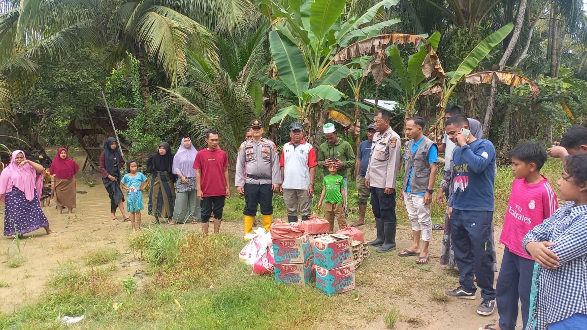 Terobos Genangan Air, Kapolsek Bersama Camat Pantee Bidari Antar Bantuan Kepada Warga Terdampak Banjir