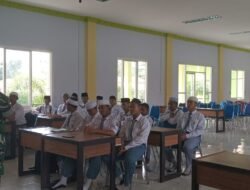 Babinsa Koramil Pungging Bekali Wasbang Hingga Kedisiplinan Ponpes eL-KISI