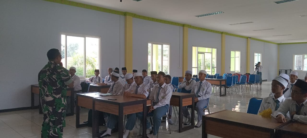 Babinsa Koramil Pungging Bekali Wasbang Hingga Kedisiplinan Ponpes eL-KISI