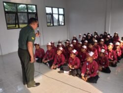 Tumbuhkan Cinta Tanah Air Babinsa Koramil Dlanggu Bekali Wasbang Puluhan Pelajar SD