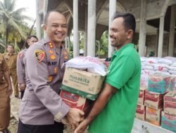 Kapolres Aceh Timur Bersama Pj. Bupati Salurkan Bansos Masa Panik Untuk Korban Banjir di Julok