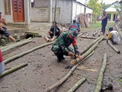 Babinsa Mojowiryo Koramil Kemlagi Bersama Warga Gotong Royong Dirikan Pos Kamling – Hidupkan Budaya Ronda