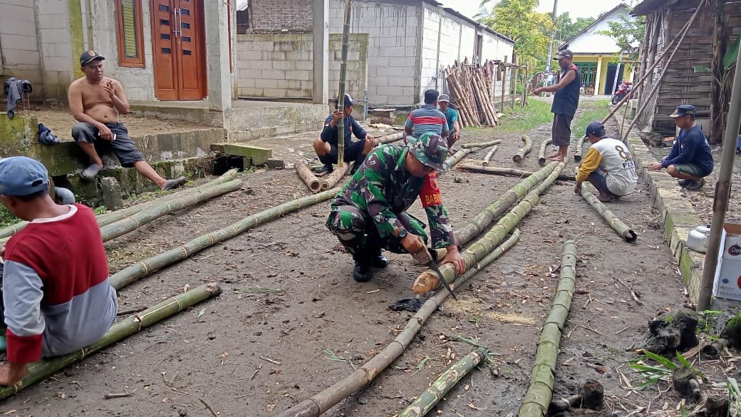 Babinsa Mojowiryo Koramil Kemlagi Bersama Warga Gotong Royong Dirikan Pos Kamling - Hidupkan Budaya Ronda