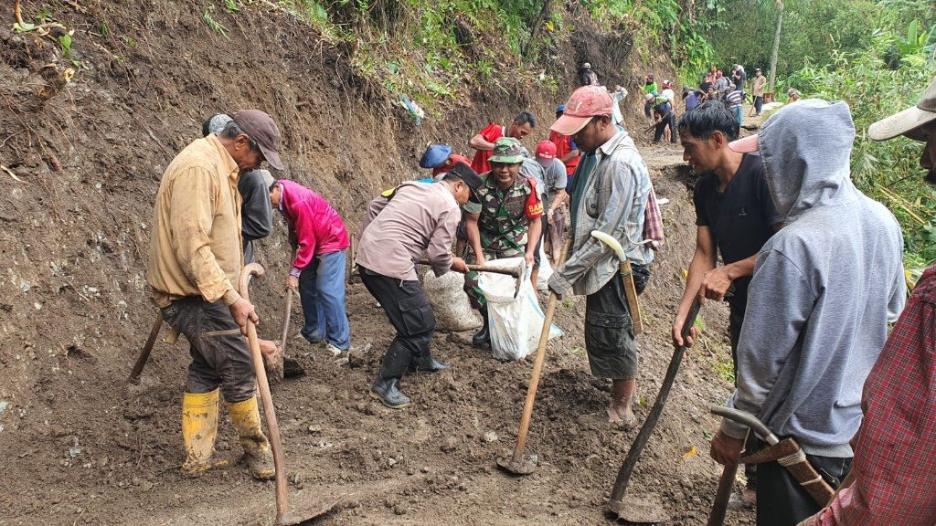 Tanah Longsor di Gresik Sebabkan 8 Rumah Rusak