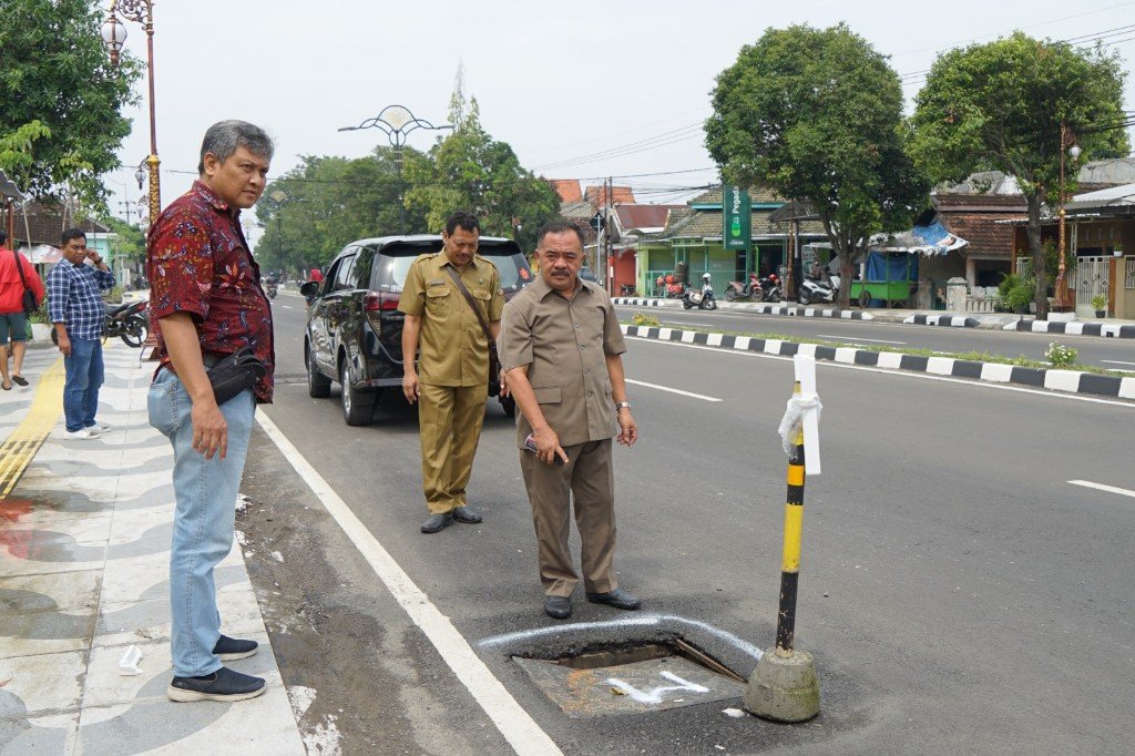 Jalan Empunala Rusak, Dewan Ragukan Kualitas Jalan