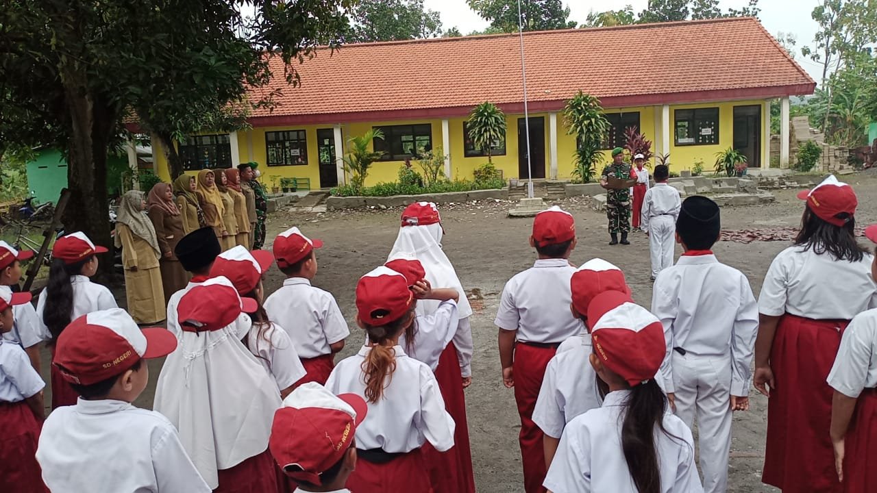 Babinsa Koramil Jajaran Kodim Mojokerto Pimpin Upacara Di Sekolah