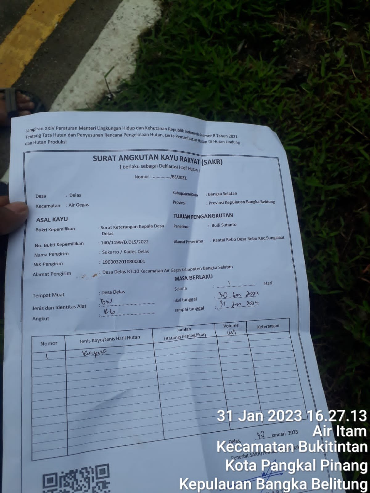 Mobil Pengangkut Kayu di Pangkal Pinang Bahayakan Pengguna Jalan