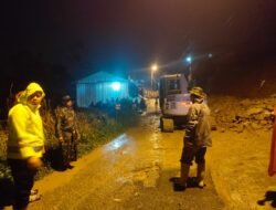 Jalur Wisata Longsor, Koramil Pacet – Trawas Bareng Tim Gabungan Bersihkan Material Longsor