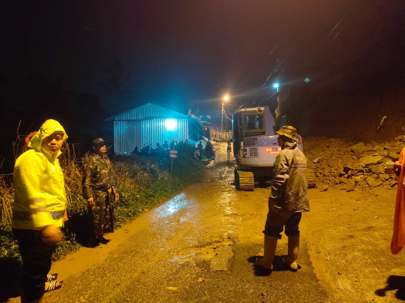 Jalur Wisata Longsor, Koramil Pacet – Trawas Bareng Tim Gabungan Bersihkan Material Longsor