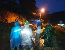 Jalur Wisata Longsor, Koramil Pacet – Trawas Bareng Tim Gabungan Bersihkan Material Longsor
