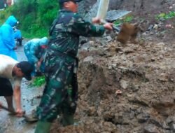 Jalur Wisata Longsor, Koramil Pacet – Trawas Bareng Tim Gabungan Bersihkan Material Longsor