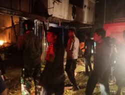 TNI-Polri Bantu Warga Padamkan Kobaran Api yang Membakar Dua Rumah Warga Peureulak Timur