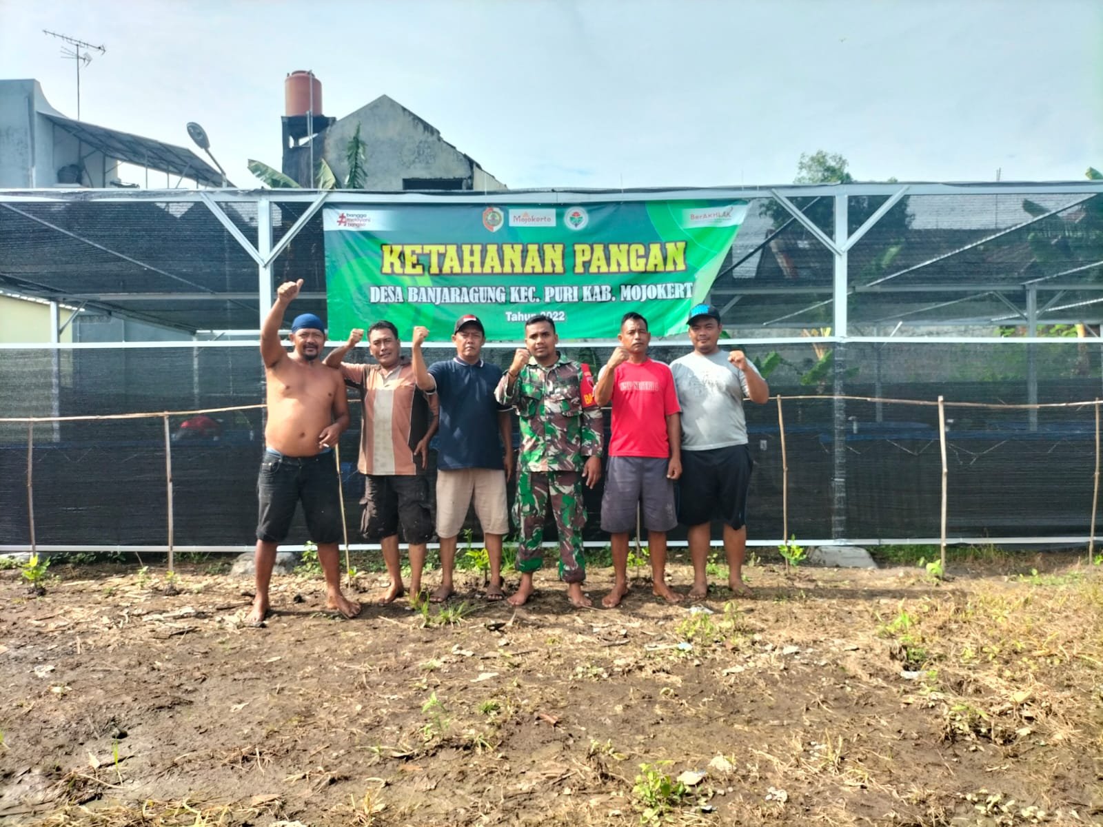 Dukung Ketahanan Pangan, Babinsa Banjaragung Koramil Puri Motivasi Petani Ikan Lele