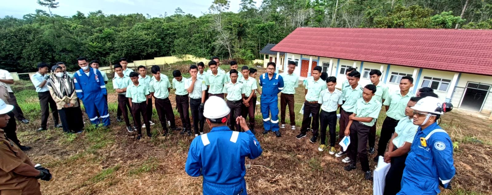 MEDCO E&P TANAM POHON UNGGULAN BERSAMA SISWA SMKN 1 INDRA MAKMU