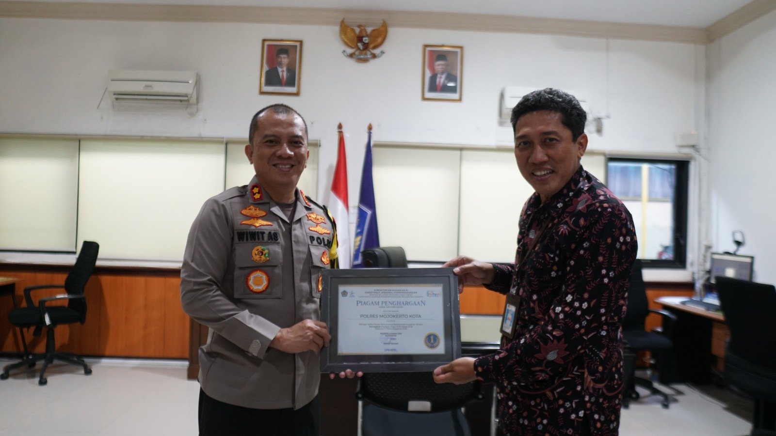 Polresta Mojokerto Terima Piagam Penghargaan Satker Peringkat 1