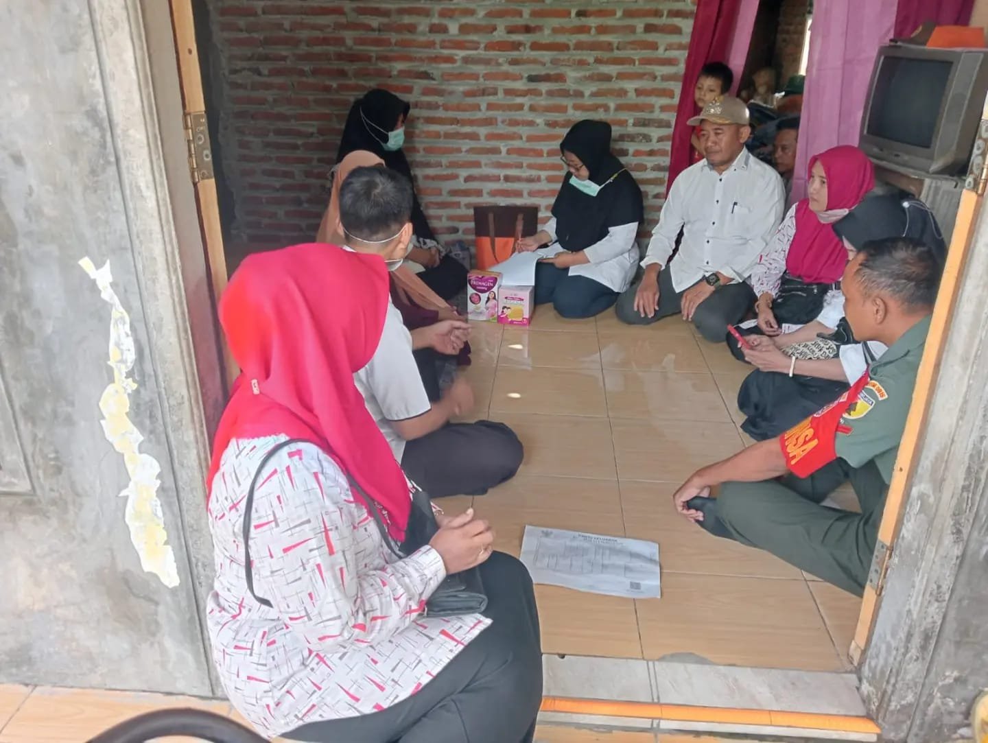 Cegah Gizi Buruk Babinsa Koramil Gedeg Bareng UPT Puskesmas Kontrol Bumil Hingga Bagikan Makanan Tambahan