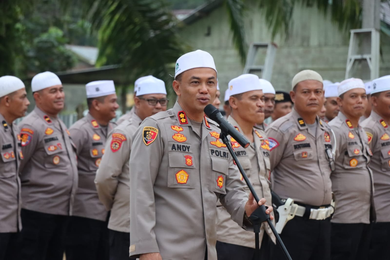 Kerahkan Anggota, Kapolres Aceh Timur Bangun Asrama Santriwati