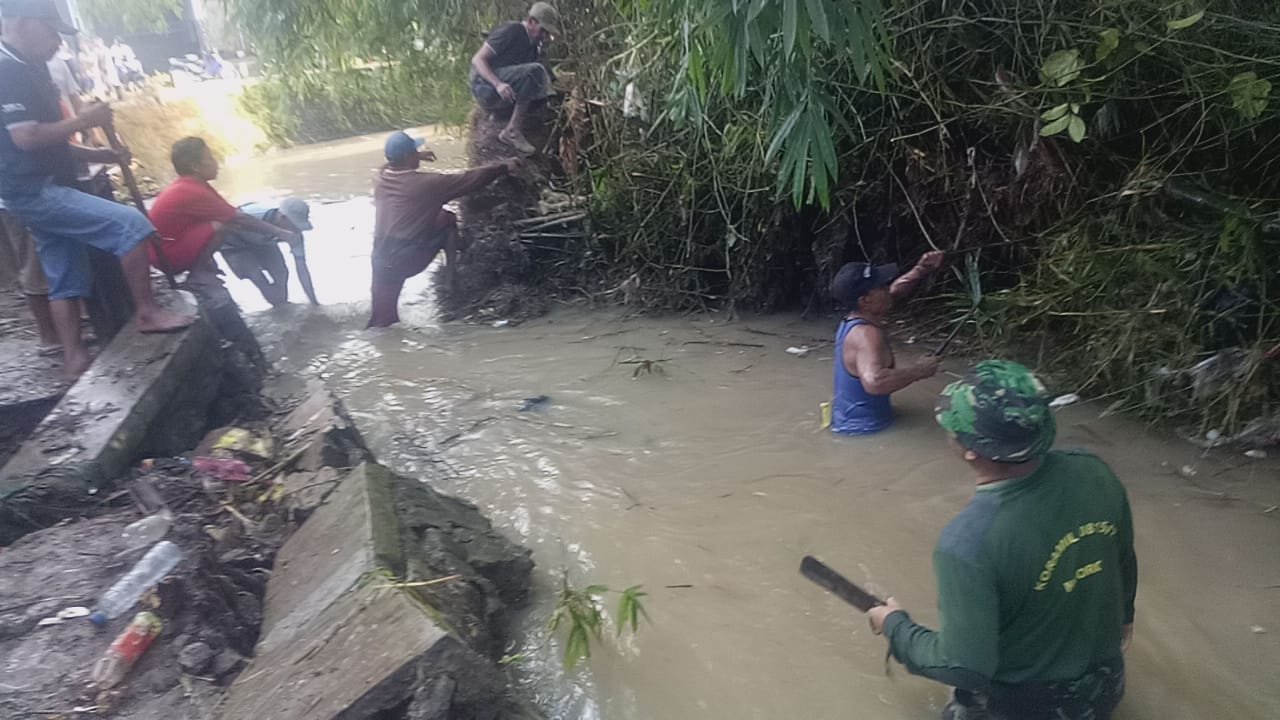 Banjir Sebabkan Tanggul Jebol, Kodim 0815/Mojokerto Kerahkan Babinsa