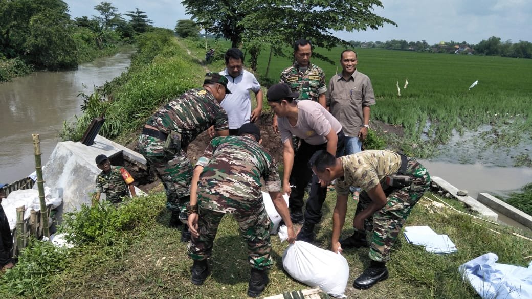 Koramil Bangsal Kerahkan Babinsa Karbak Perbaiki Tanggul Sungai