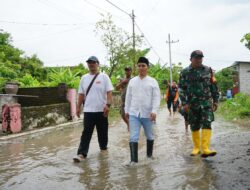 Banjir Landa Mojokerto, Gus Barra Berikan Ratusan Paket Sembako dan Uang