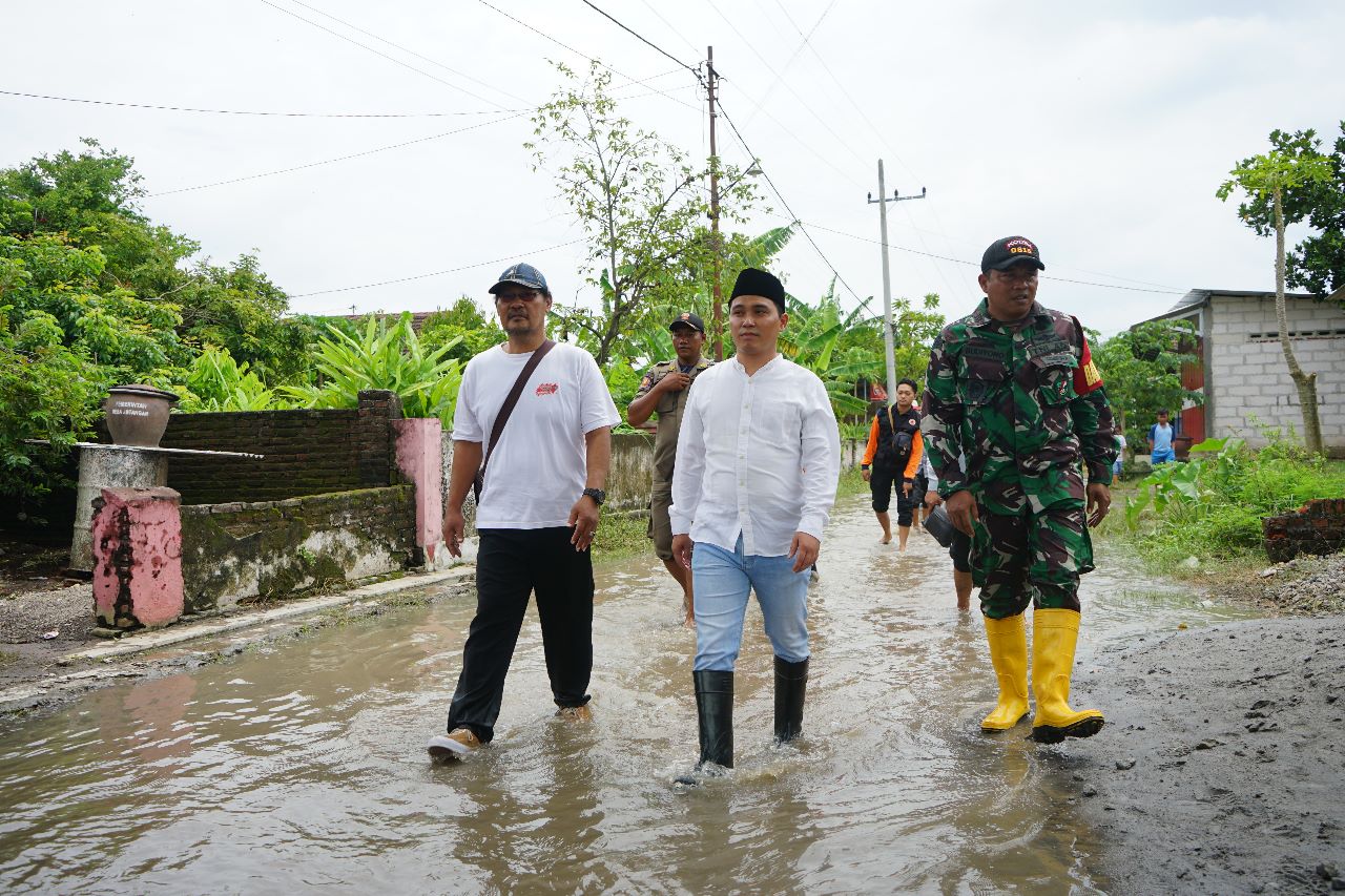 Banjir Landa Mojokerto, Gus Barra Berikan Ratusan Paket Sembako dan Uang