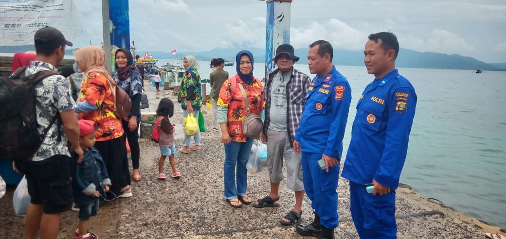 Sat Polairud Polres Pesawaran Berikan Himbauan Kepada Pengguna Angkutan Laut Di Dermaga 4 Ketapang