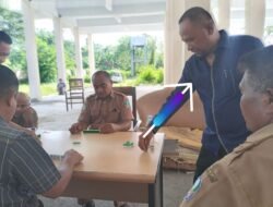 Anggota DPRD Halsel Main Domino Waktu Jam Kerja