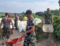Koramil Mojosari Bareng BBWS Brantas & Warga Karbak Perbaiki Tanggul Ambrol