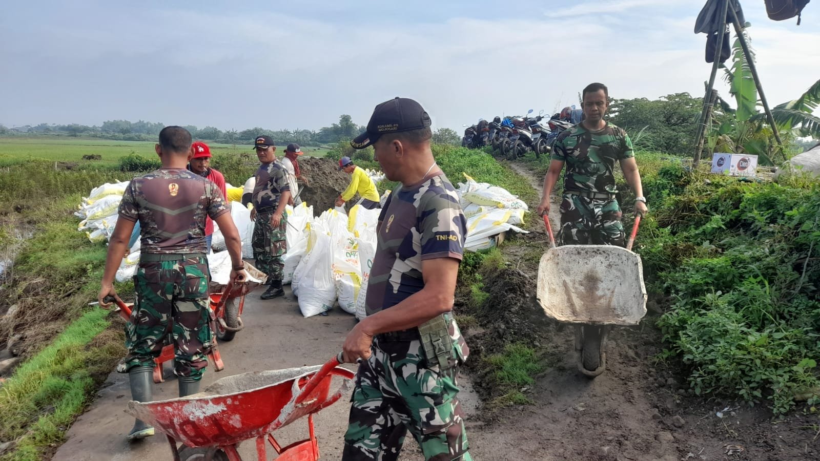 Koramil Mojosari Bareng BBWS Brantas & Warga Karbak Perbaiki Tanggul Ambrol
