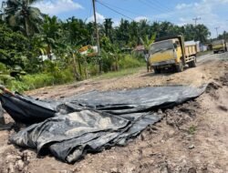 Anggota Komisi III DPRD Tanjabbbar H.Assek Tinjau  Pekerjaan Peningkatan Jalan Ketapang-Sungai Rambai Jadi Sorotan