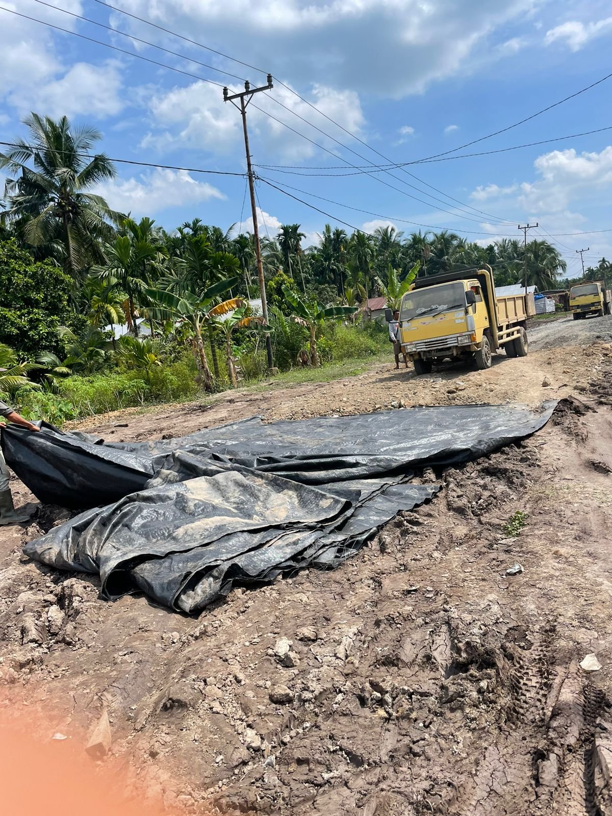 Anggota Komisi III DPRD Tanjabbbar H.Assek Tinjau Pekerjaan Peningkatan Jalan Ketapang-Sungai Rambai Jadi Sorotan