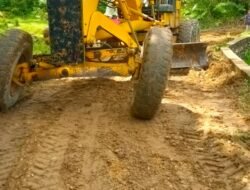 Haji Azhari M Nur Perbaiki Jalan Desa Meunasah Pu’uk  Yang Rusak Parah