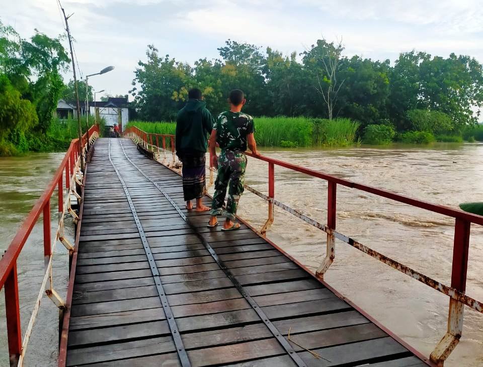 Kali Lamong Meluap, Koramil Dawarblandong Bareng BPBD, Perangkat Desa Hingga Relawan Siaga & Aktif Patroli