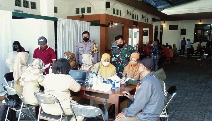 Koramil 0815/01 Prajurit Kulon Dampingi Layanan Vaksin Booster 2