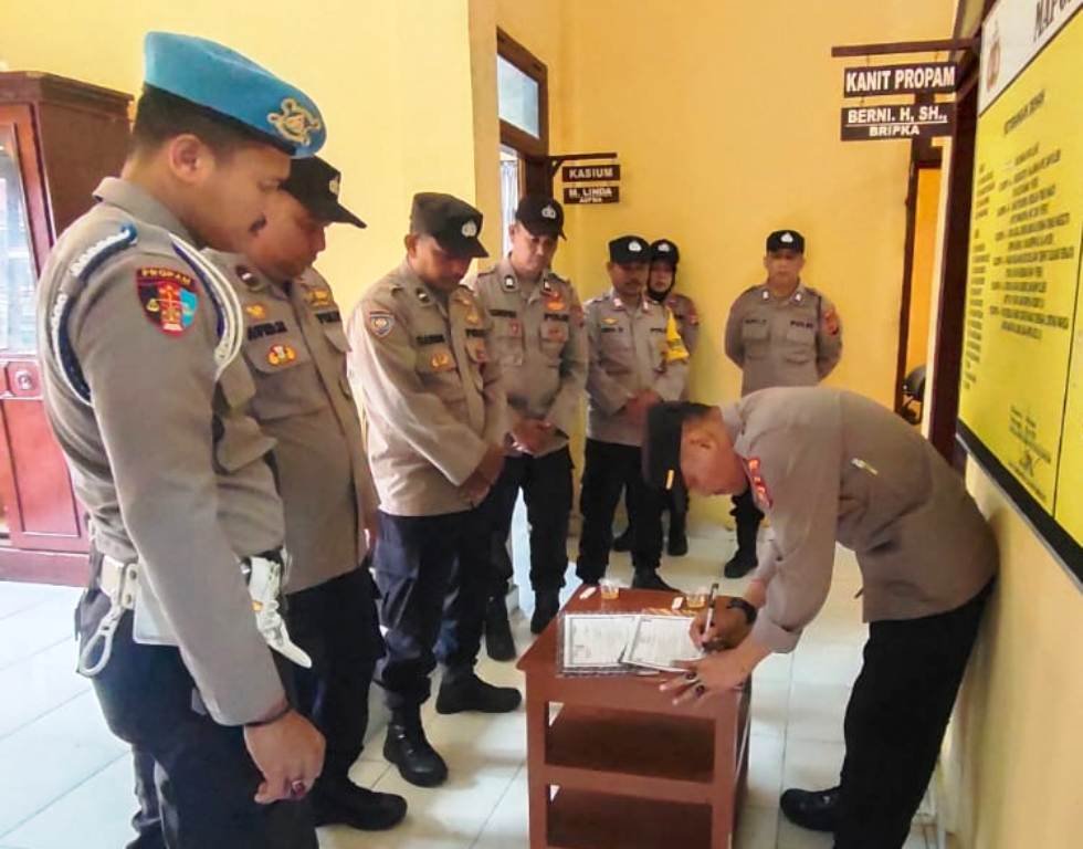 Nyatakan Perang Terhadap Narkoba, Anggota Polsek Idi Rayeuk Tandatangani Pakta Integritas Bebas Narkoba