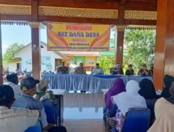 Babinsa Koramil Dlanggu Dampingi Distribusi BLT DD Tahap 1 – 2