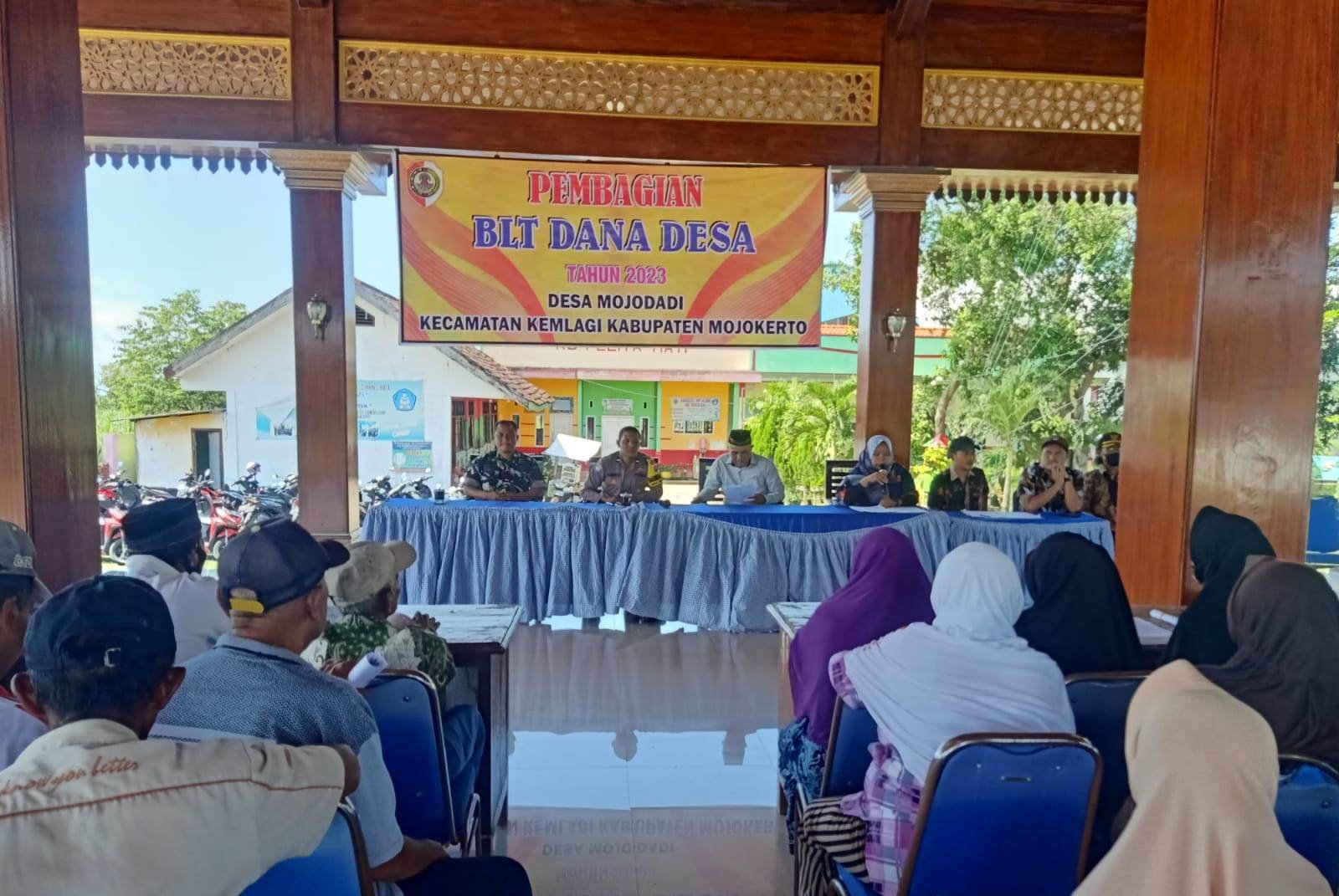 Babinsa Koramil Dlanggu Dampingi Distribusi BLT DD Tahap 1 - 2