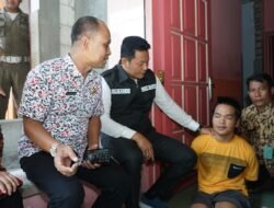 Wabup Sidoarjo H. Subandi Jenguk dan Berikan Bantuan Remaja di Desa Betro, Sedati Menderita Disabilitas