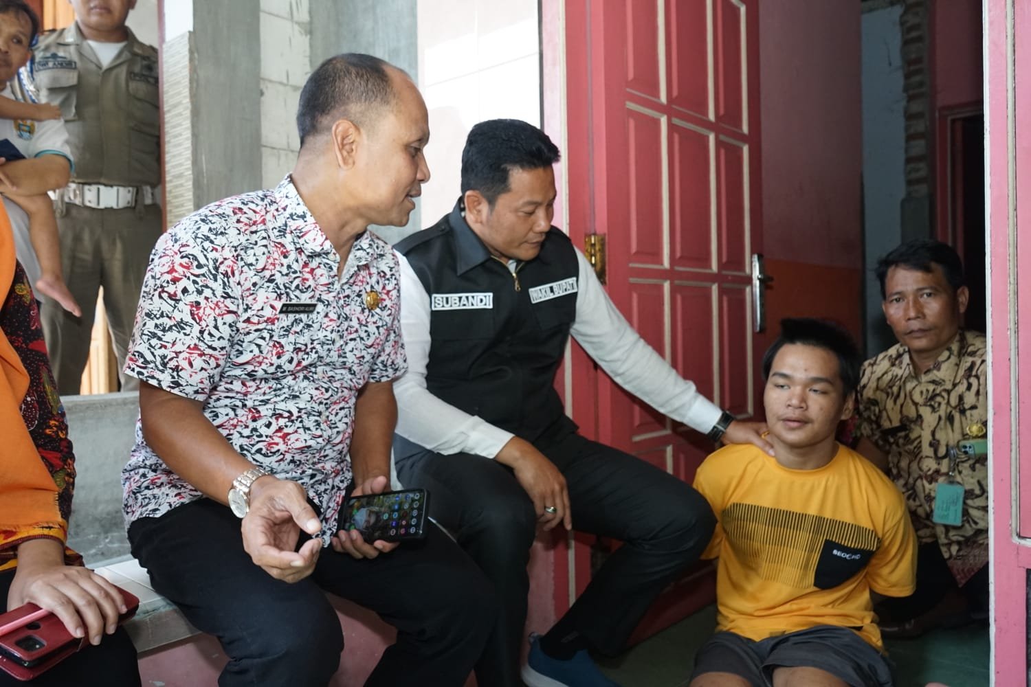 Wabup Sidoarjo H. Subandi Jenguk dan Berikan Bantuan Remaja di Desa Betro, Sedati Menderita Disabilitas