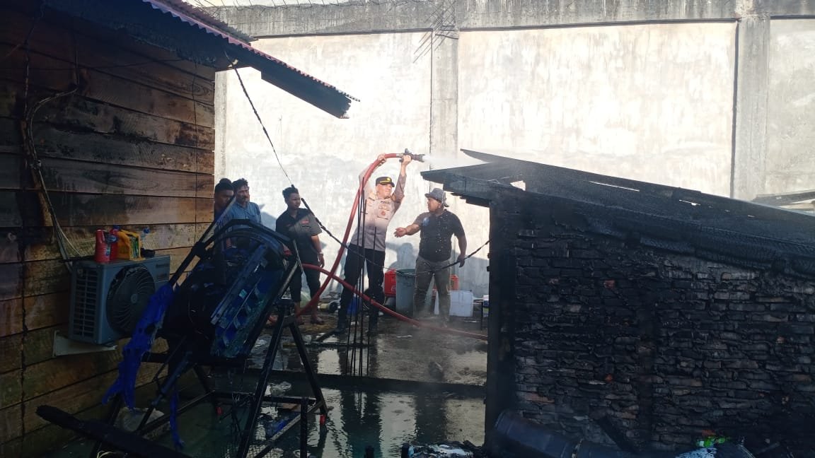 Kapolsek Pantee Bidari Bantu Padamkan Api Yang Membakar Mesin Penetas Telor